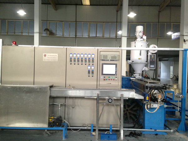15Kw Plastic Insulating Wire Extruder Machine Screw Dia 60mm With Double Layer Cooling Device 1